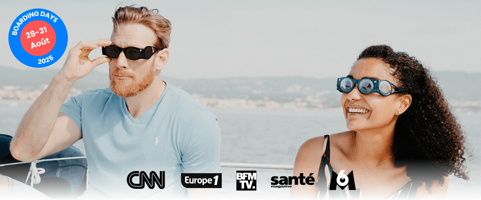 Un homme et une femme portent des lunettes Boarding Glasses contre le mal des transports sur un bateau.