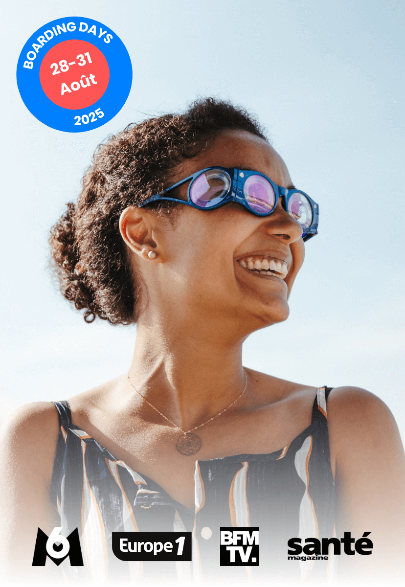 Une femme porte des lunettes anti-mal des transports Boarding Ring