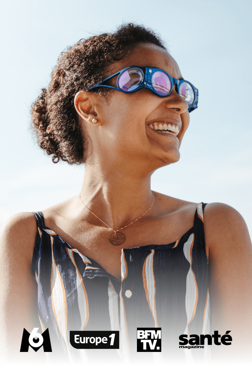 Une femme porte des lunettes Boarding Glasses sur un bateau pour éviter le mal de mer