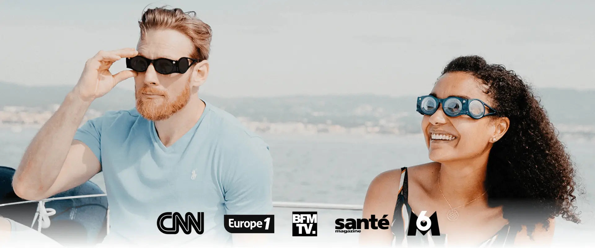 Un homme et une femme portent des lunettes Boarding Glasses en bateau pour éviter le mal de mer