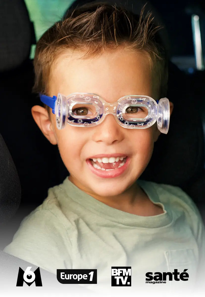 Un enfant prêt pour la rentrée avec ses lunettes contre le mal des transports Ringo