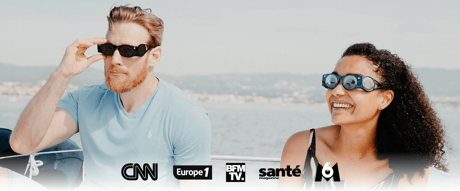 Un homme et une femme portent des lunettes Boarding Glasses en bateau pour éviter le mal de mer