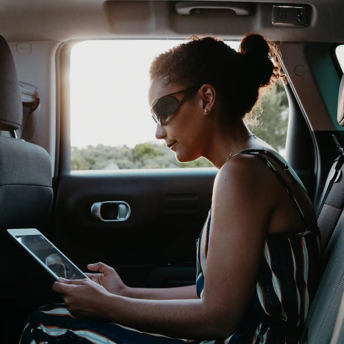 femme dans une voiture avec des lunettes de soleil boarding glasses