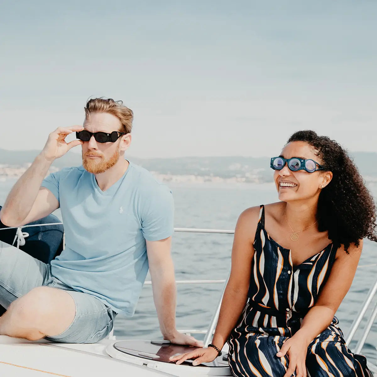 homme avec lunette de soleil boarding glasses